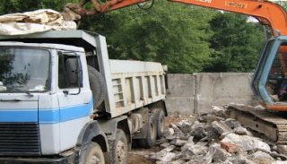 Вывоз строительного мусора с участка в Ярцево недорого от 1538 руб. | 2Землекопа-Рцв